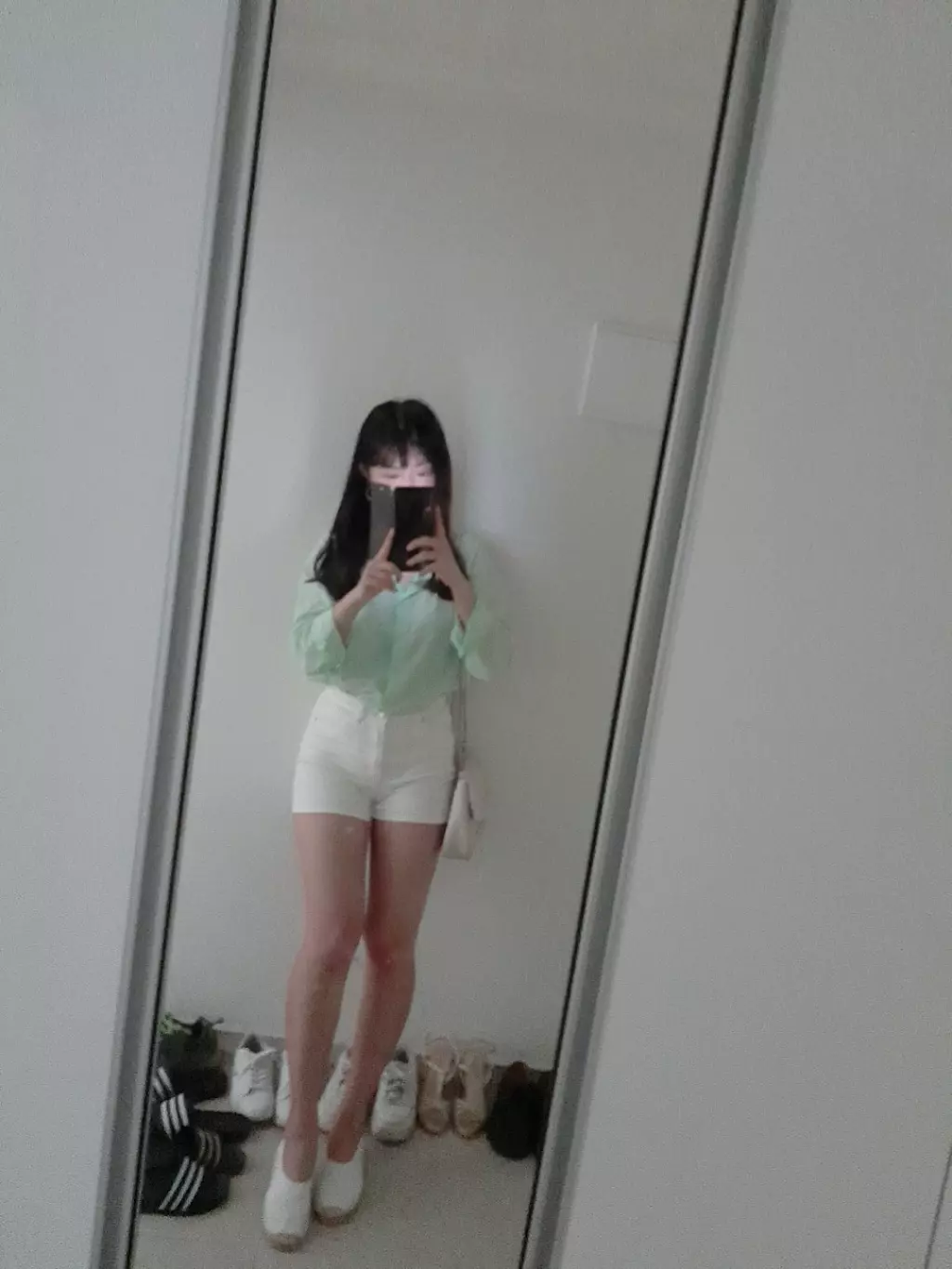 봄웜톤이라 민트색이 잘 어울릴까 걱정했는데 너무너무 잘받네요 ㅎㅎ 흰바지랑 코디해