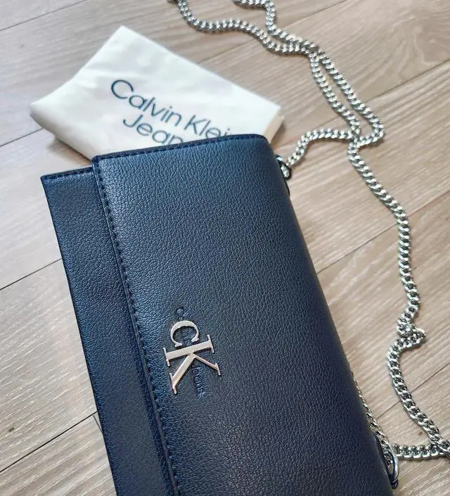 ★ ★ Women's CKJ Minimal Monogram Flap Chain Sho Calvin Klein CKJ Minimal Monogram EW Flap 21 Black | Buy
